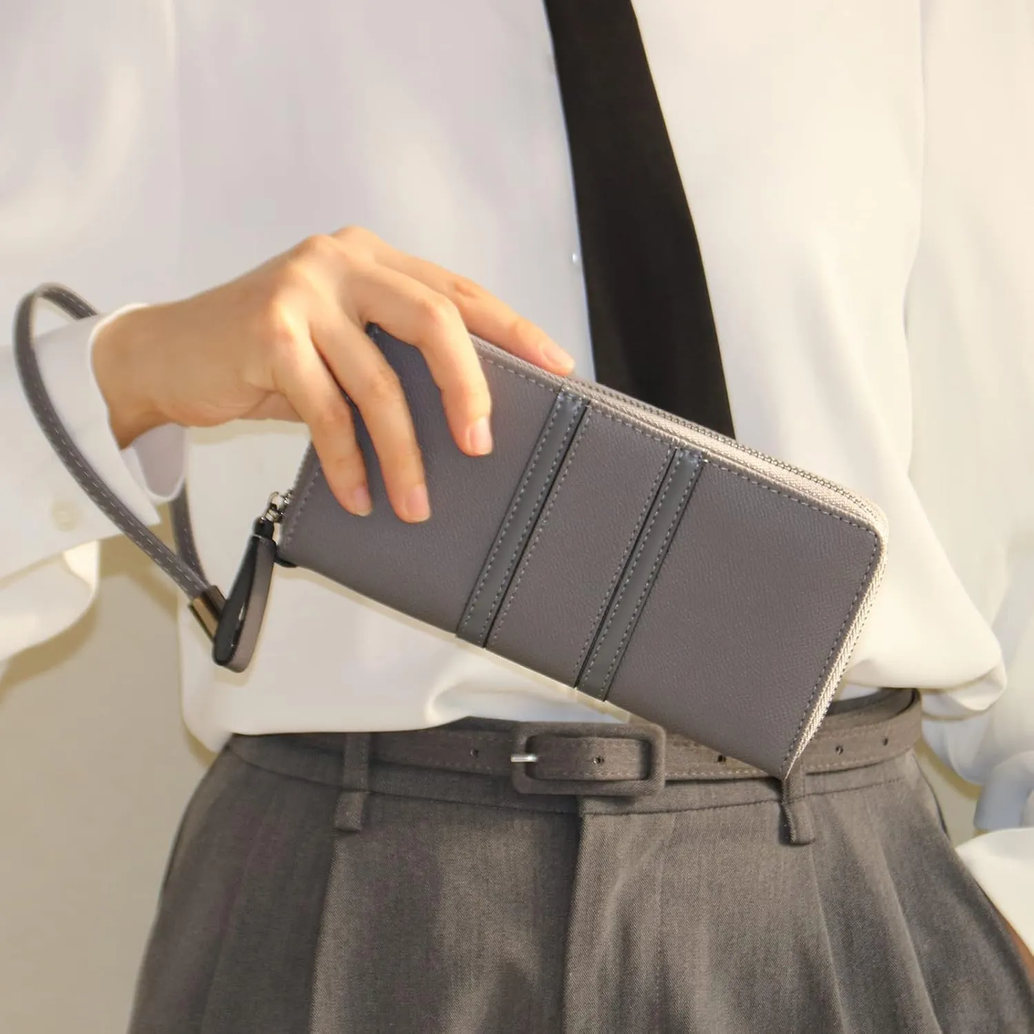 Large Capacity Wristlet Wallets for Women Zipper Wallets for Women Long Checkbook Clutch Ladies Wallets Vegan Leather with Wrist Strap (Grey)